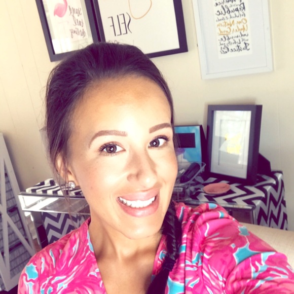 Meet your Posher Liz!! - Picture 1 of 4